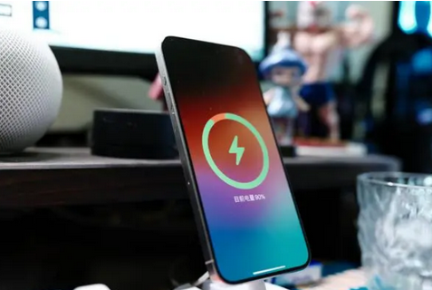 云梦苹果15换屏服务分享用什么充电器给iPhone15充电更好 